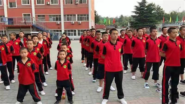 女孩子可以去嵩山少林寺武术学校学习武术吗？