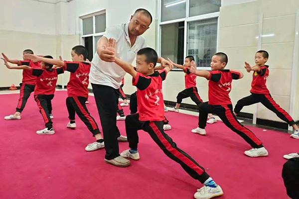 少林寺武校教练指导学生练功