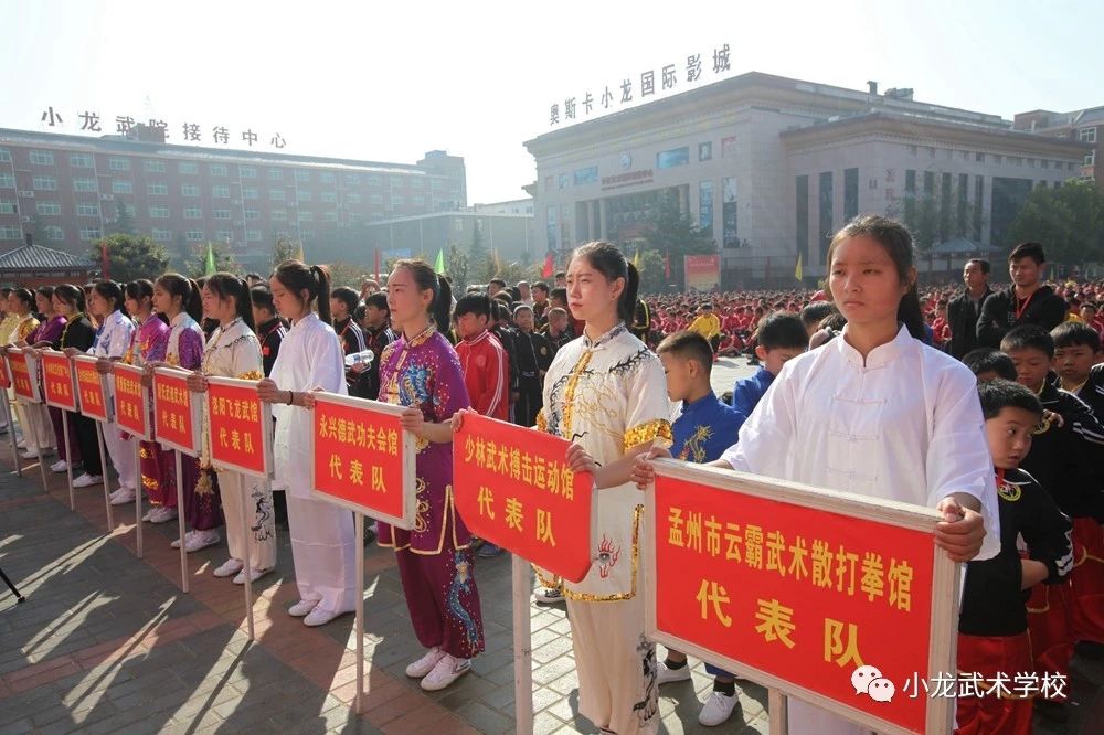 少林寺武术学校的学员在练武