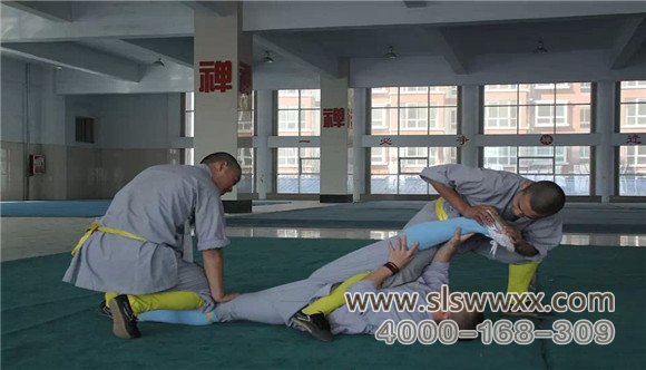 少林寺武校教练单独指导学员