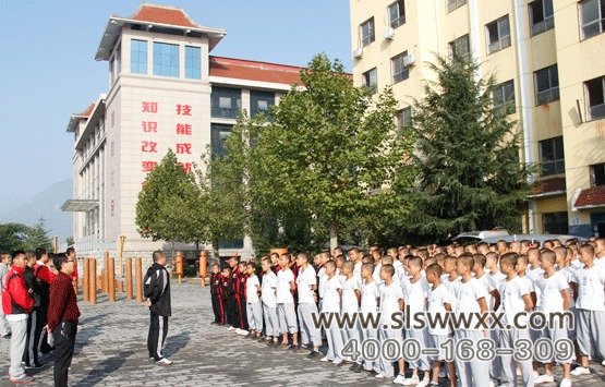 少林寺武术学校的学员在练习武术