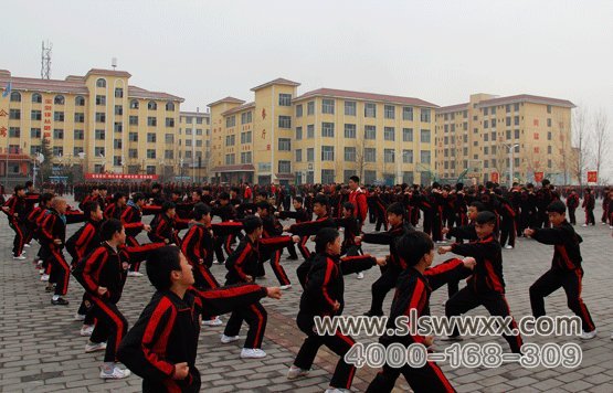 嵩山少林寺武术学校的学员在练武术
