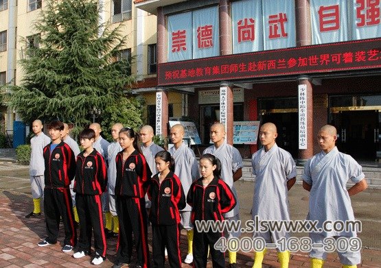 少林寺武校的学员在听教练的教导