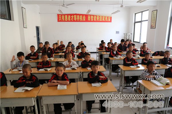 嵩山少林寺武术学校的学员在认真听课