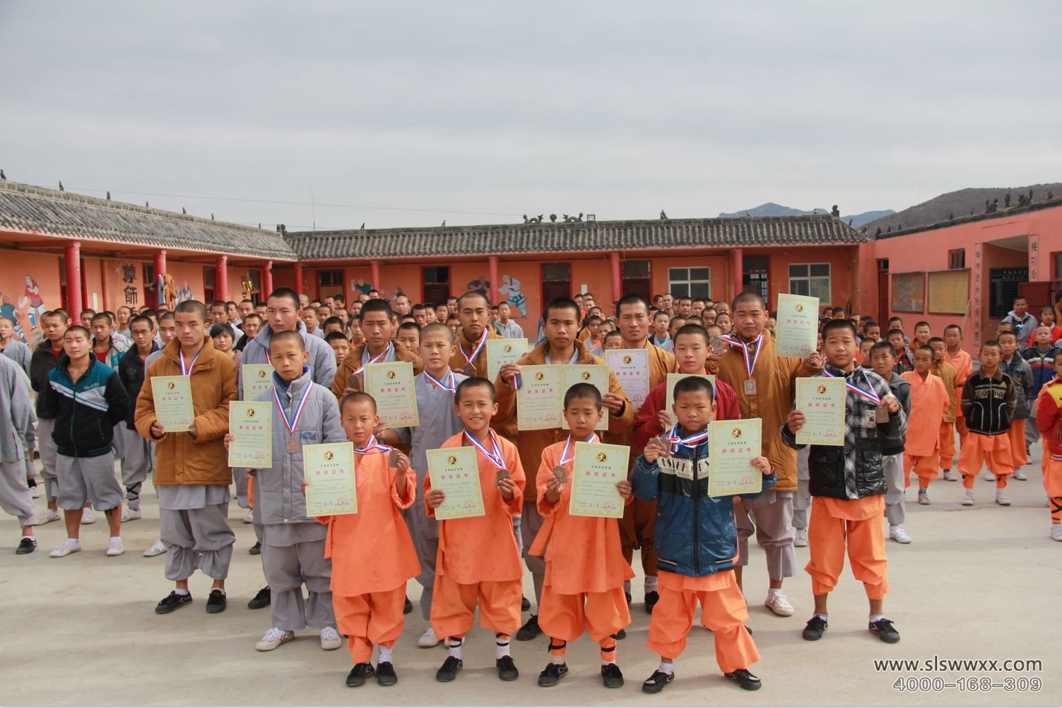 嵩山少林寺武校的学员在练习武术