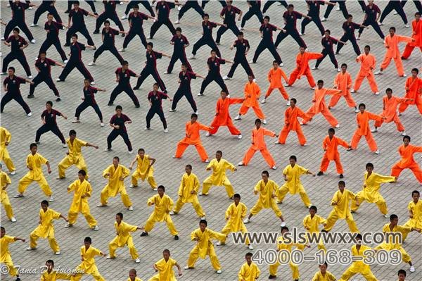 嵩山少林寺武术学校的学员在练习武术