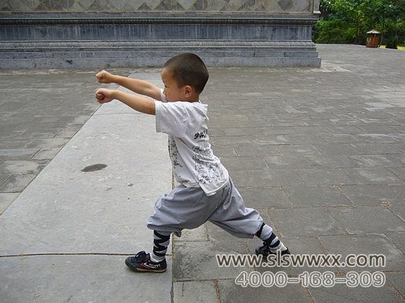 少林寺武术学校的学员在练武