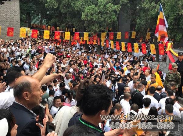 游客观看少林寺无遮大会开幕式