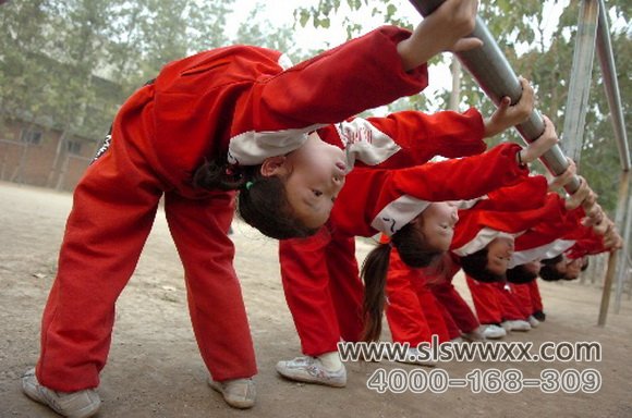 少林寺武术学校的学员在练武