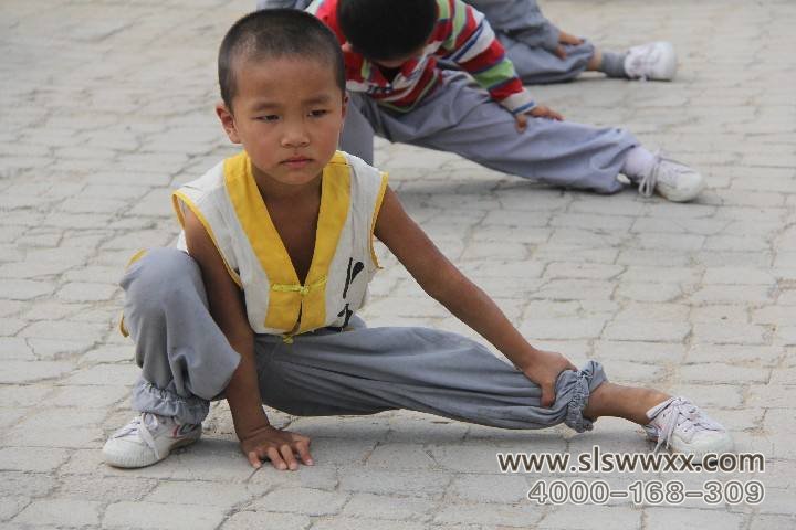嵩山少林寺武术学校的学员在练武