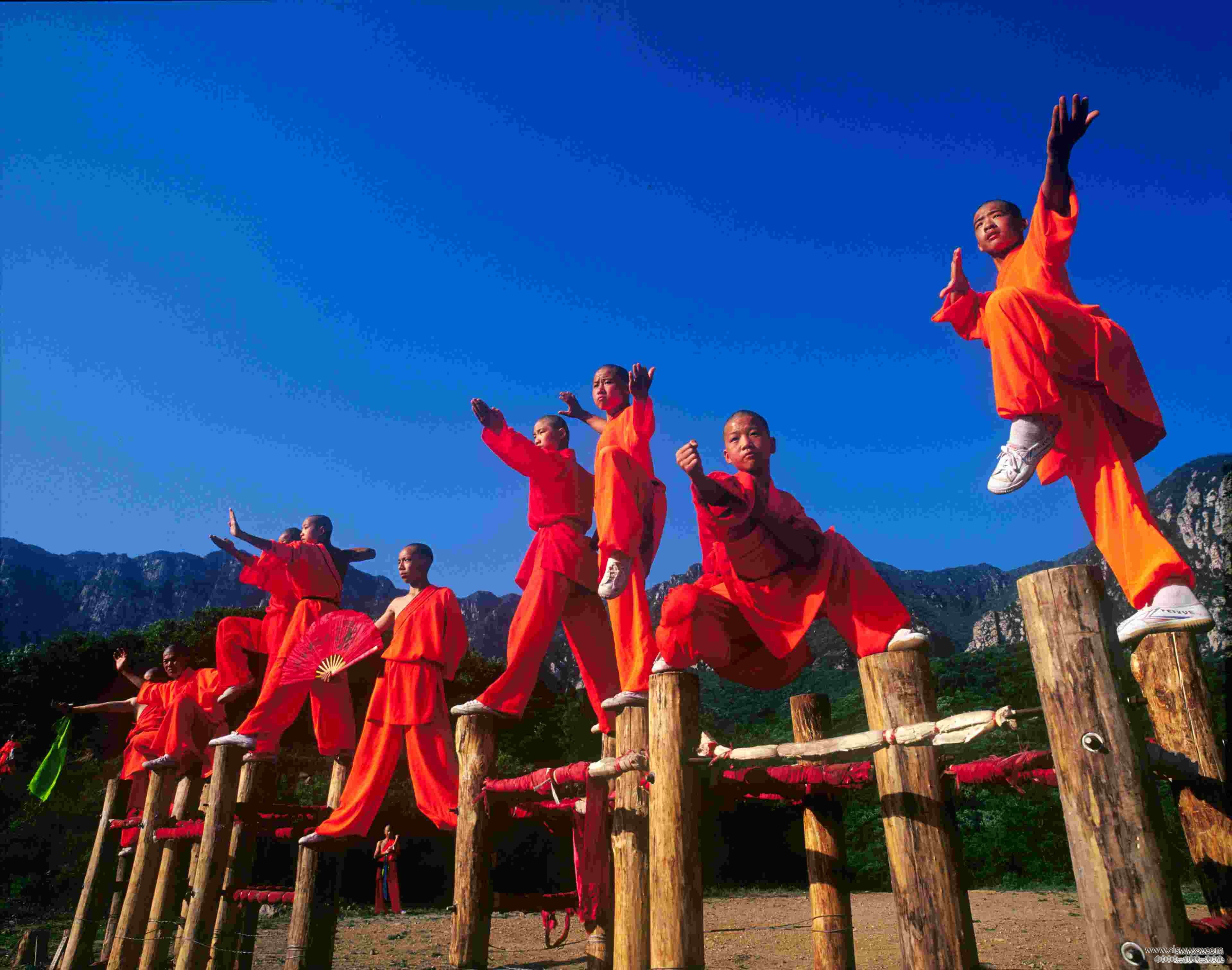 少林寺武术学校的学员在练习武术
