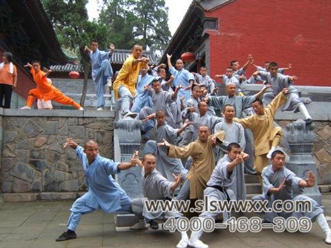 嵩山少林寺武术学校的学员在练武