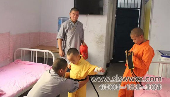 教练照顾小学员