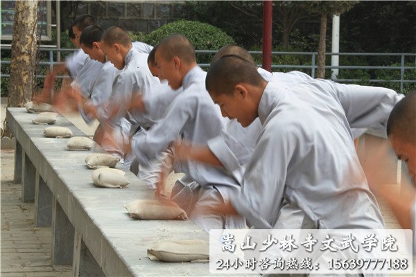 少林寺武术学校的学员在练武