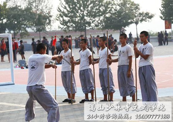 少林寺武术学校的学员在练武
