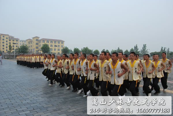 少林寺武术学校的学员在练武