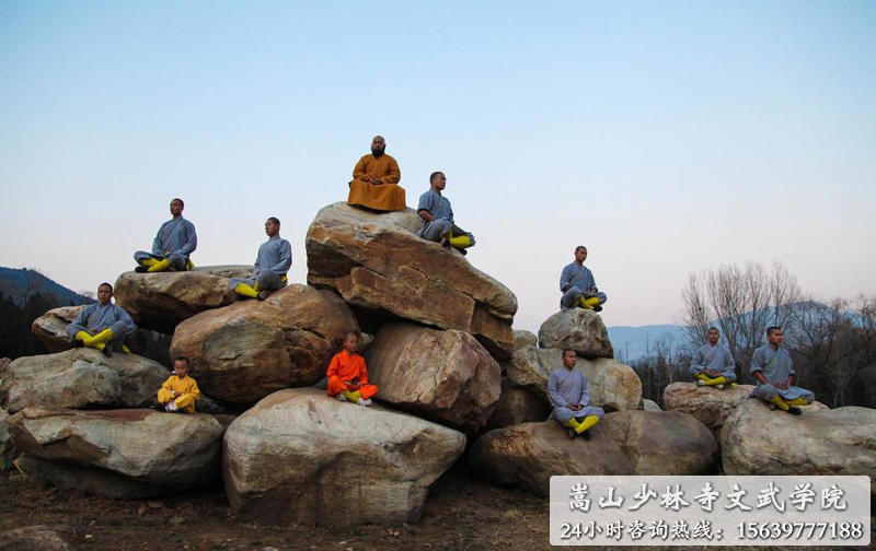 少林寺武术学校的学员在练武