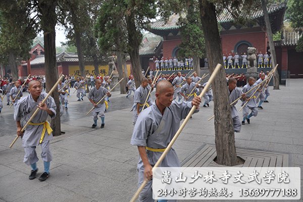 少林寺武术学校的学员在练武