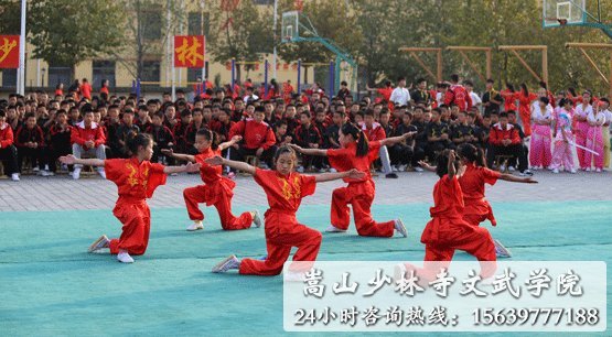 少林寺武术学校的学员在练武