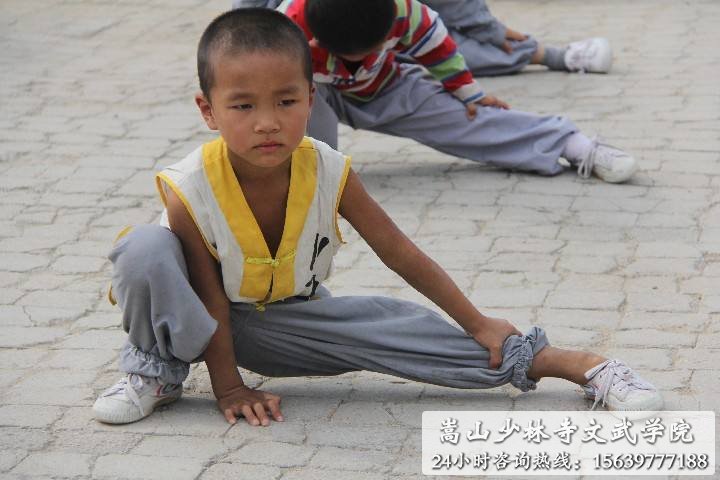 少林寺武术学校的学员在练武