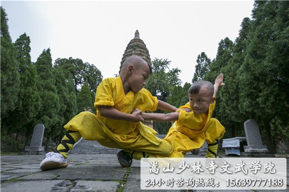 嵩山少林寺文武学校幼儿习武