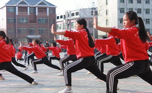女孩子可以去嵩山少林寺武术学校学习武术吗？