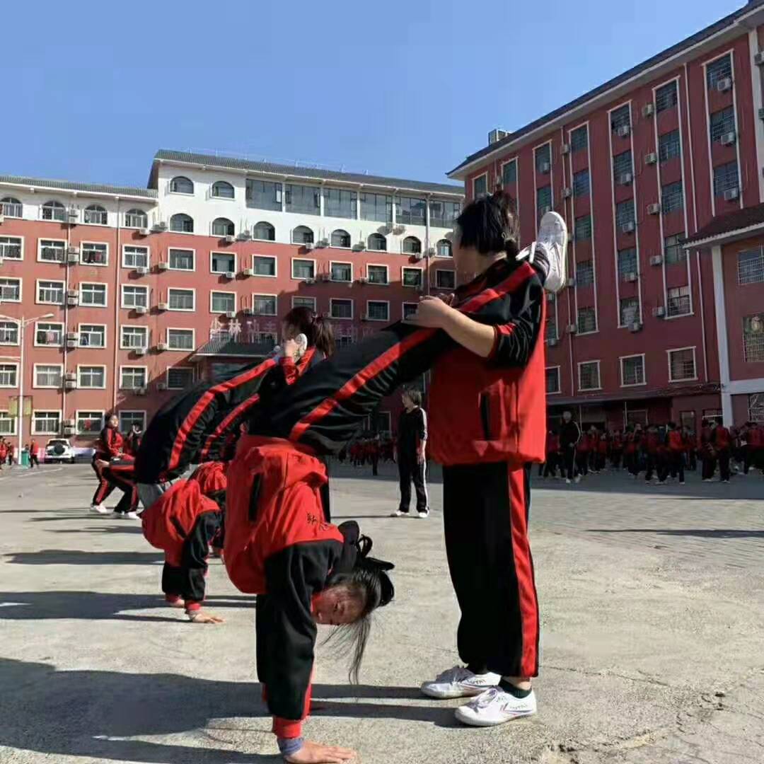 少林寺武校女生习武现场