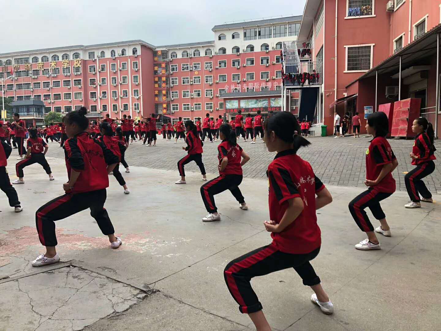 少林寺武校女生习武现场