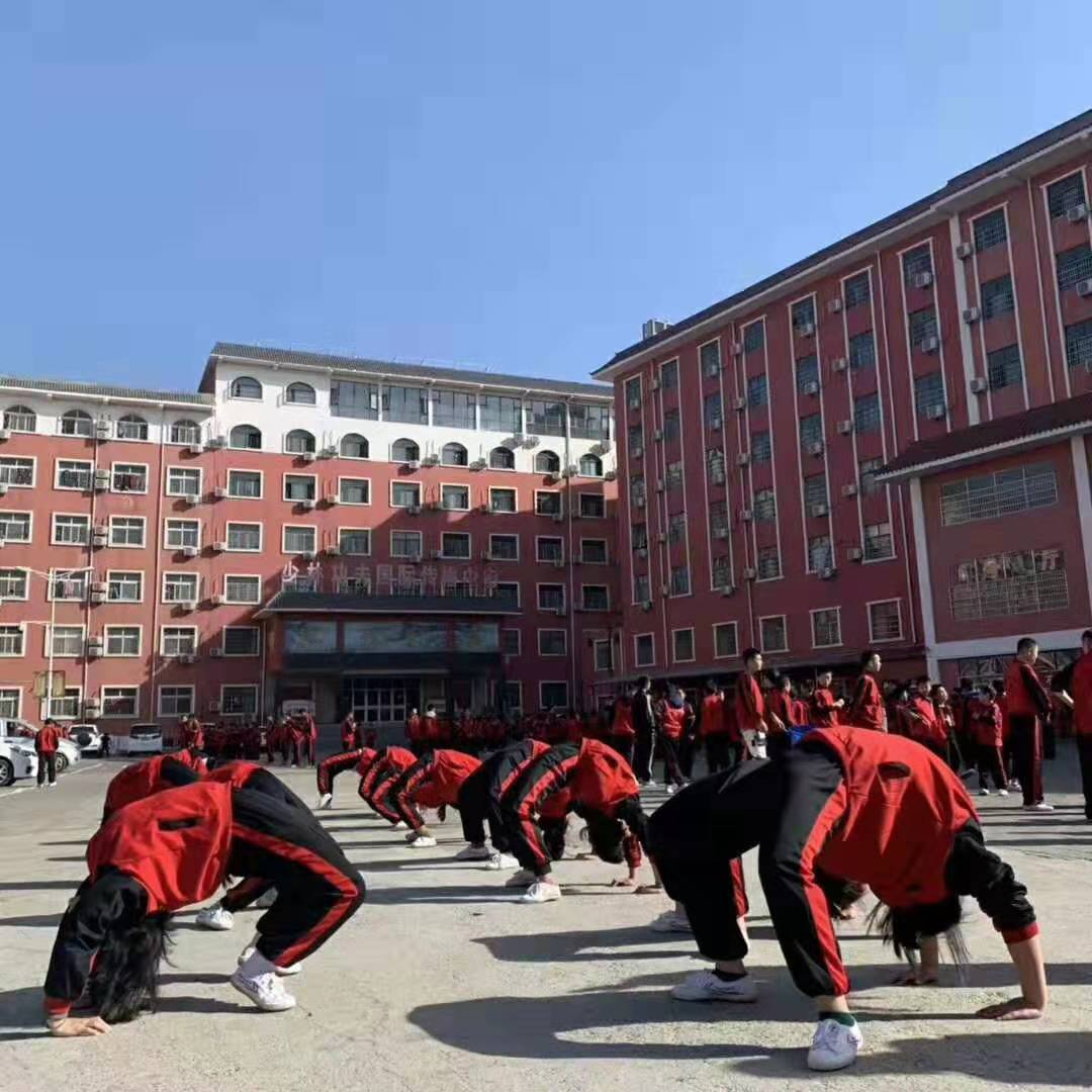 少林寺武校女生习武现场