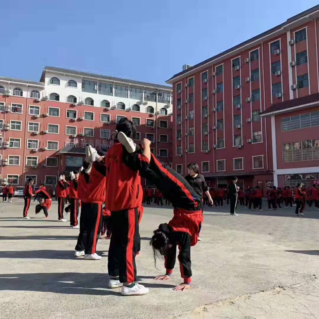 少林寺武校女生习武现场