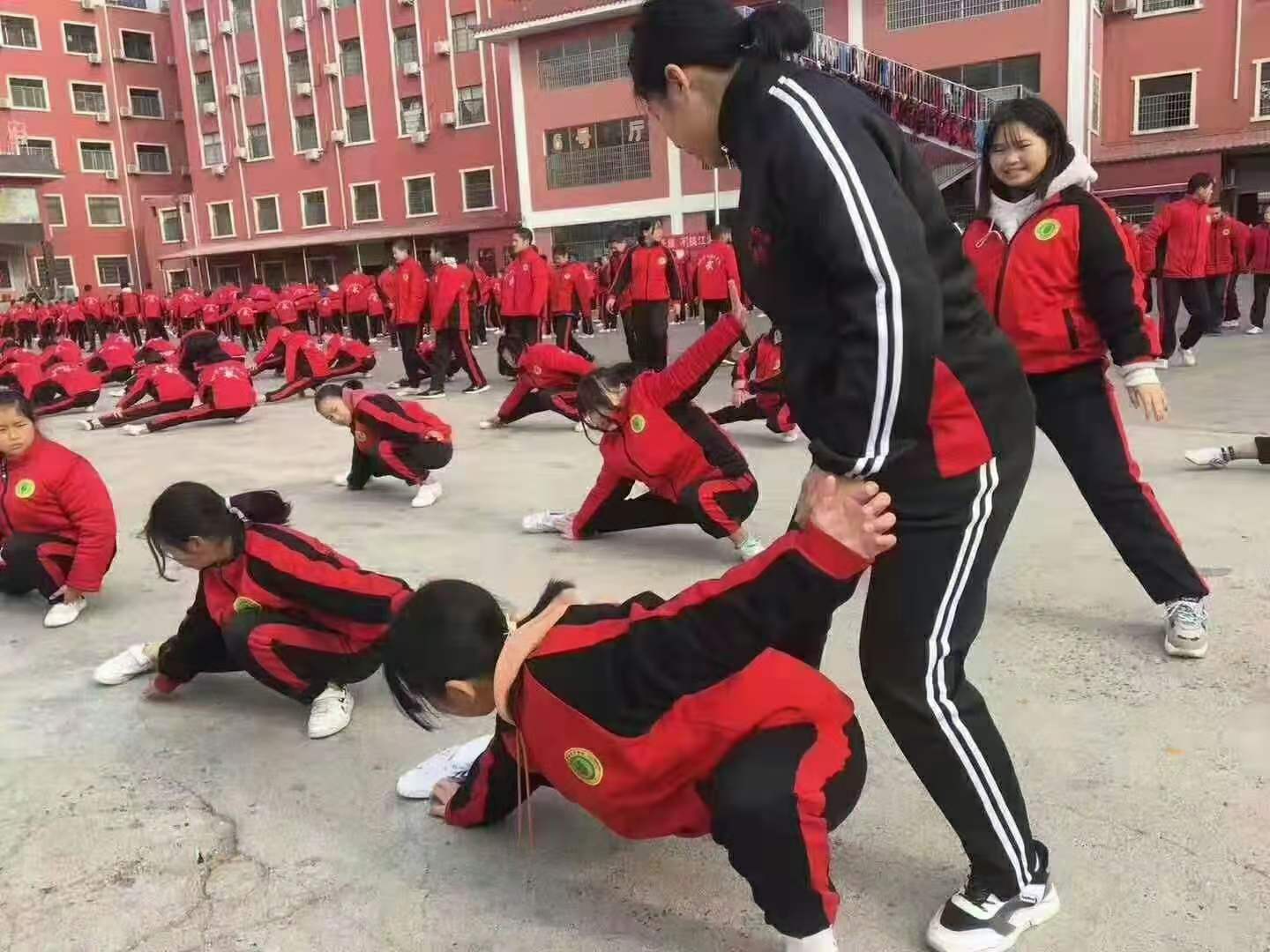 少林寺武校女生习武现场