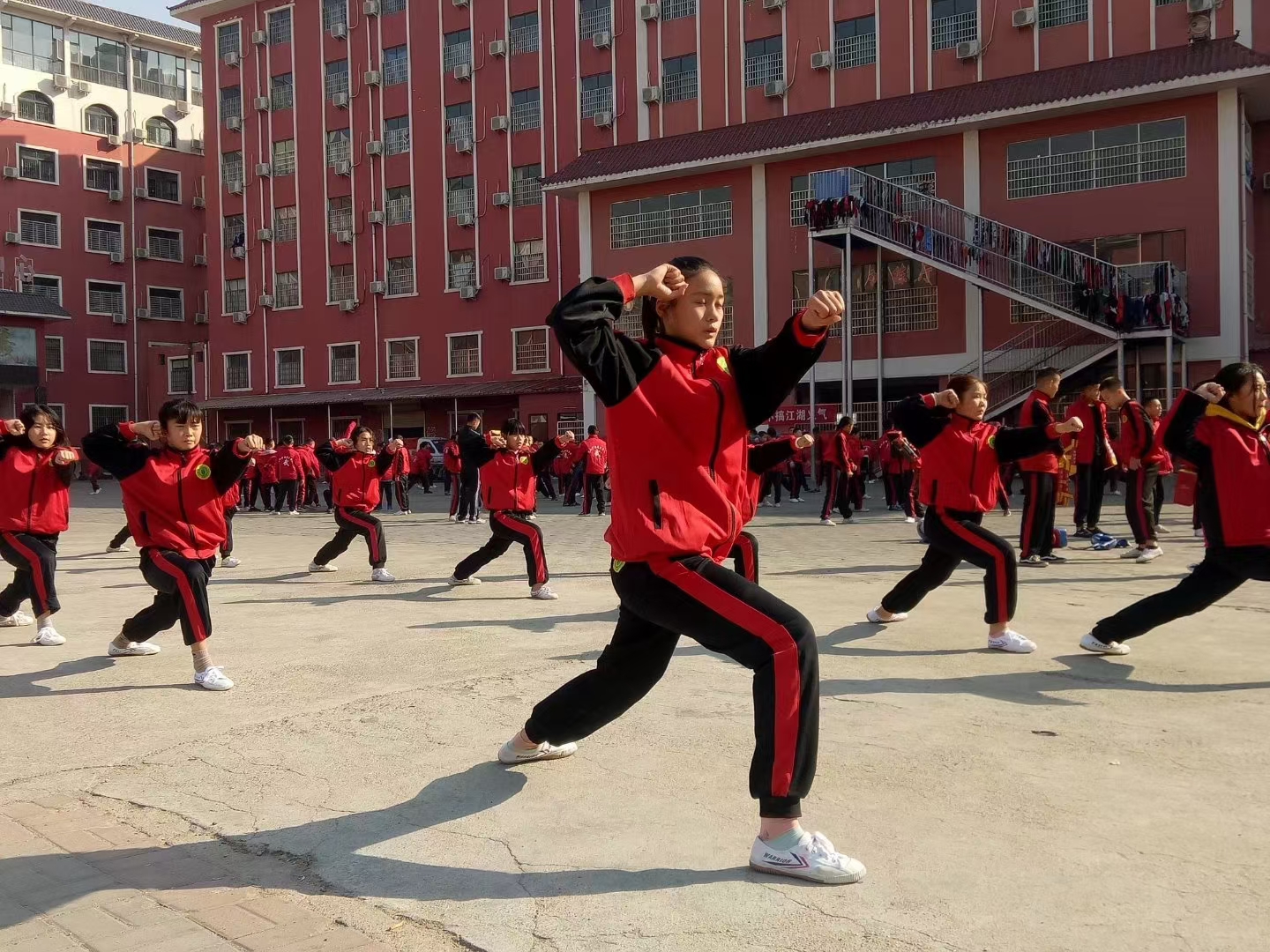 少林寺武校女生习武现场