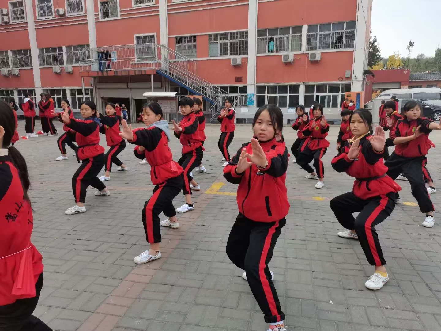 少林寺武校女生习武现场